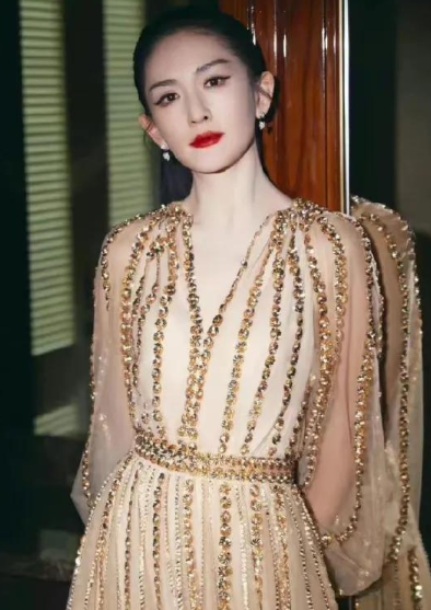 谢娜孙俪成红毯亮点，生图嘴歪脸斜疑毁容，娘娘眼凸脖肿养生过度