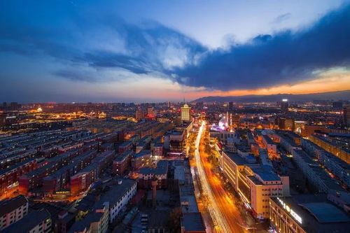 1、从沈阳出发，从太原省进入内蒙古自治区，首先进入内蒙草原的大门，再从内生草地，进入内蒙草原。