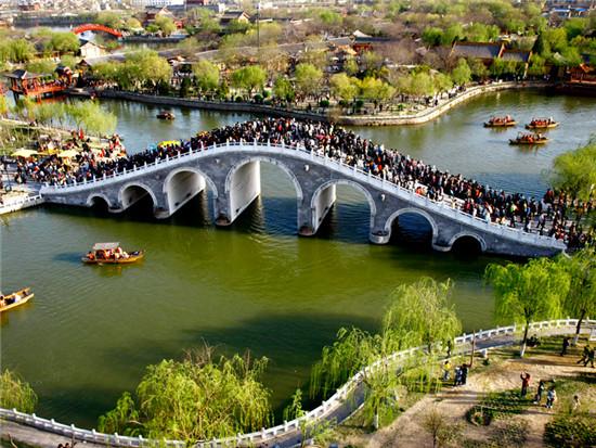 第二天：信阳伏牛山—信阳黄陵景区—商城林州商丘市龙子湖—开封清明上河园文化旅游区—新乡龙子湖博物馆—许昌禹州老君山—郑州。