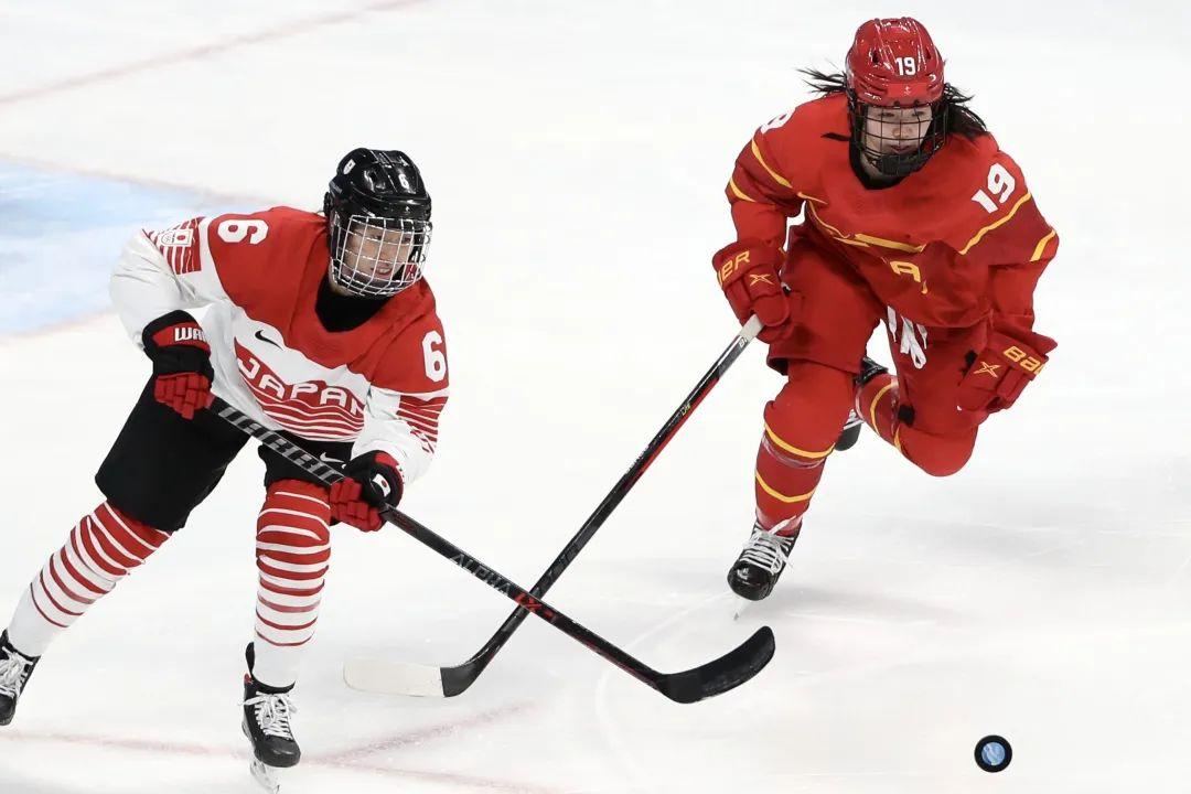 冰球是用什么材料制成的(冰球是用什么材料做的)