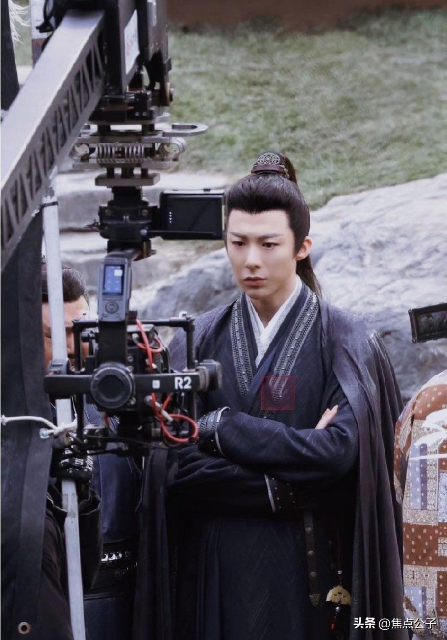 宋祖儿《折腰》大婚路透？黑色服装十分矜贵，刘宇宁骑马很帅气