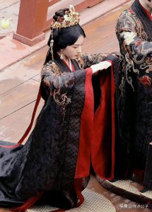 ​宋祖儿《折腰》大婚路透？黑色服装十分矜贵，刘宇宁骑马很帅气