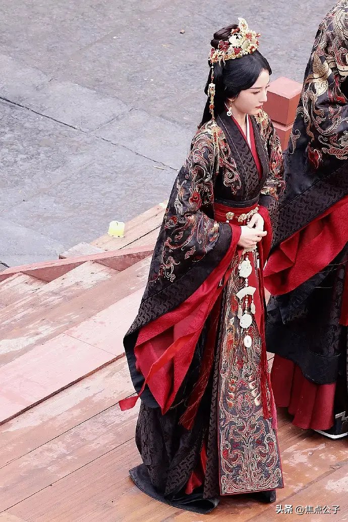 宋祖儿《折腰》大婚路透？黑色服装十分矜贵，刘宇宁骑马很帅气