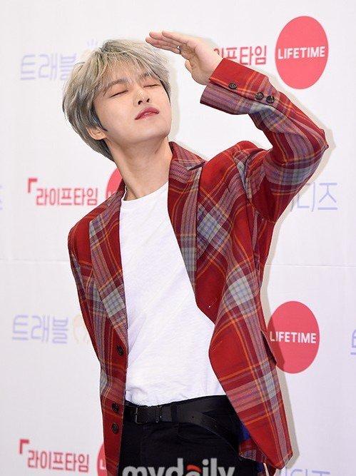 80cm金在中，身穿红色格子西装，不愧是撕漫男"