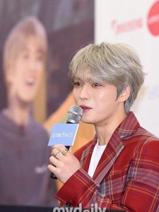 ​180cm金在中，身穿红色格子西装，不愧是撕漫男