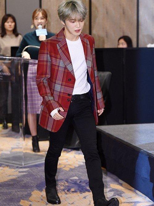 80cm金在中，身穿红色格子西装，不愧是撕漫男"