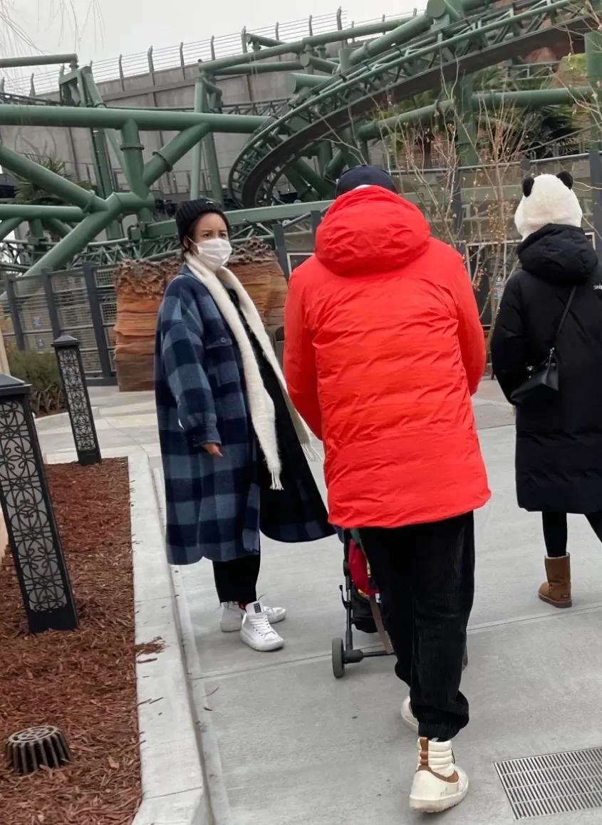 袁弘王石两家带娃出游，张歆艺一家三口互动有爱，田朴珺只负责美