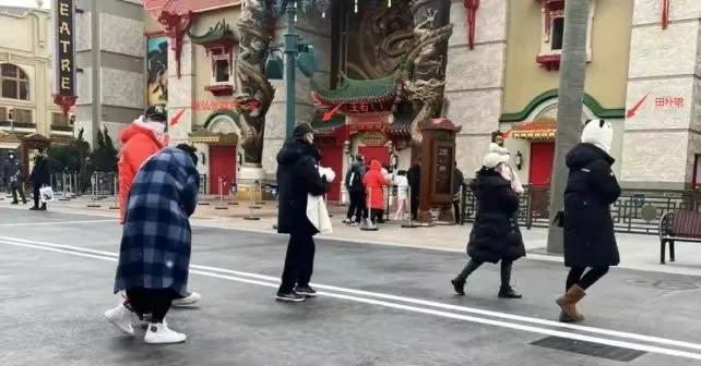 袁弘王石两家带娃出游，张歆艺一家三口互动有爱，田朴珺只负责美