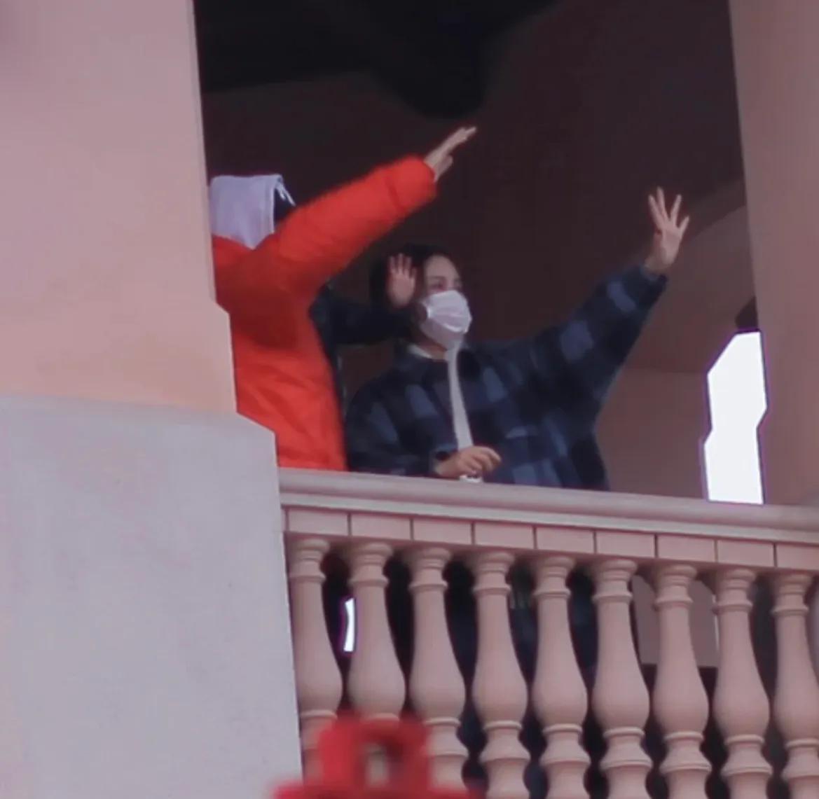 袁弘王石两家带娃出游，张歆艺一家三口互动有爱，田朴珺只负责美