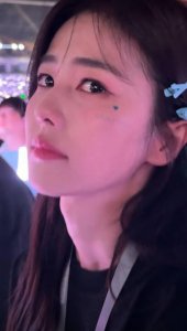 ​白鹿带闺蜜看五月天演唱会 眼含泪花难掩激动