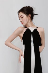 ​周冬雨穿黑白系带裙身姿婀娜 抹红唇气场强