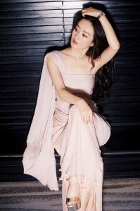 ​赵丽颖穿粉色纱裙亮相气质温婉 长卷发吸睛