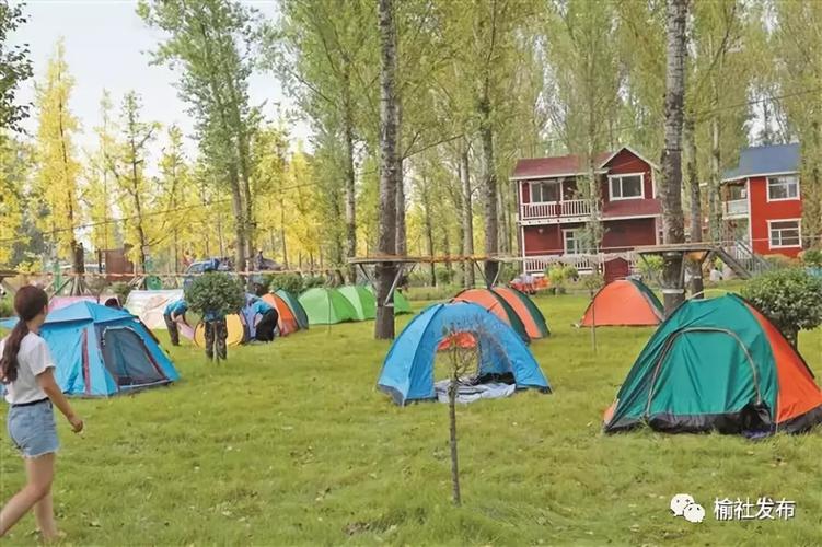 1、景区内的游客中心附近有几个帐篷供游客们使用，大家可以自行选择一些较为便宜的帐篷。