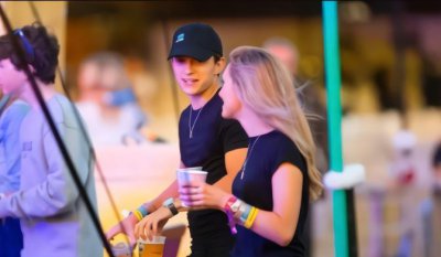 ​荷兰弟恋情曝光怎么回事？两人举止亲密女方面相却苍老似大妈