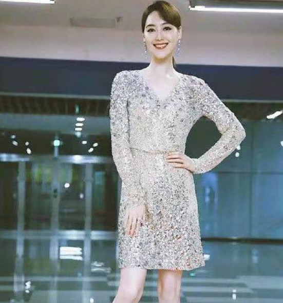 唐嫣跨界主持东方台春晚！与好闺蜜王冠同台，一哥曹可凡坐镇