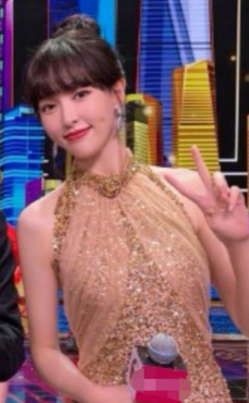 唐嫣跨界主持东方台春晚！与好闺蜜王冠同台，一哥曹可凡坐镇