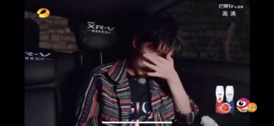 ​王俊凯躲车内伤心大哭，黄晓明也心酸落泪，原因让人无奈