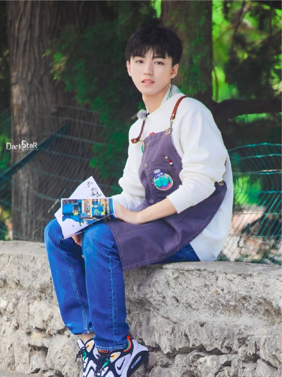 王俊凯躲车内伤心大哭，黄晓明也心酸落泪，原因让人无奈