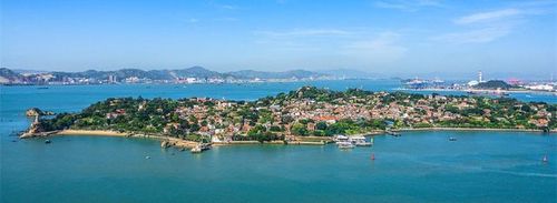 1、鼓浪屿不能自驾游，需要提前联系导游。