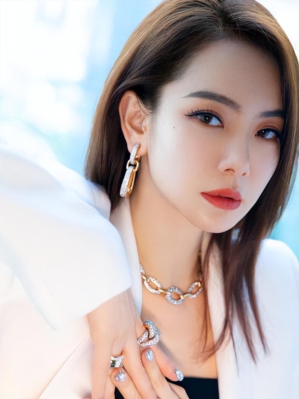 戚薇怀二胎直播，曝体重暴涨20斤远超李承铉，看到体重秤连说害怕