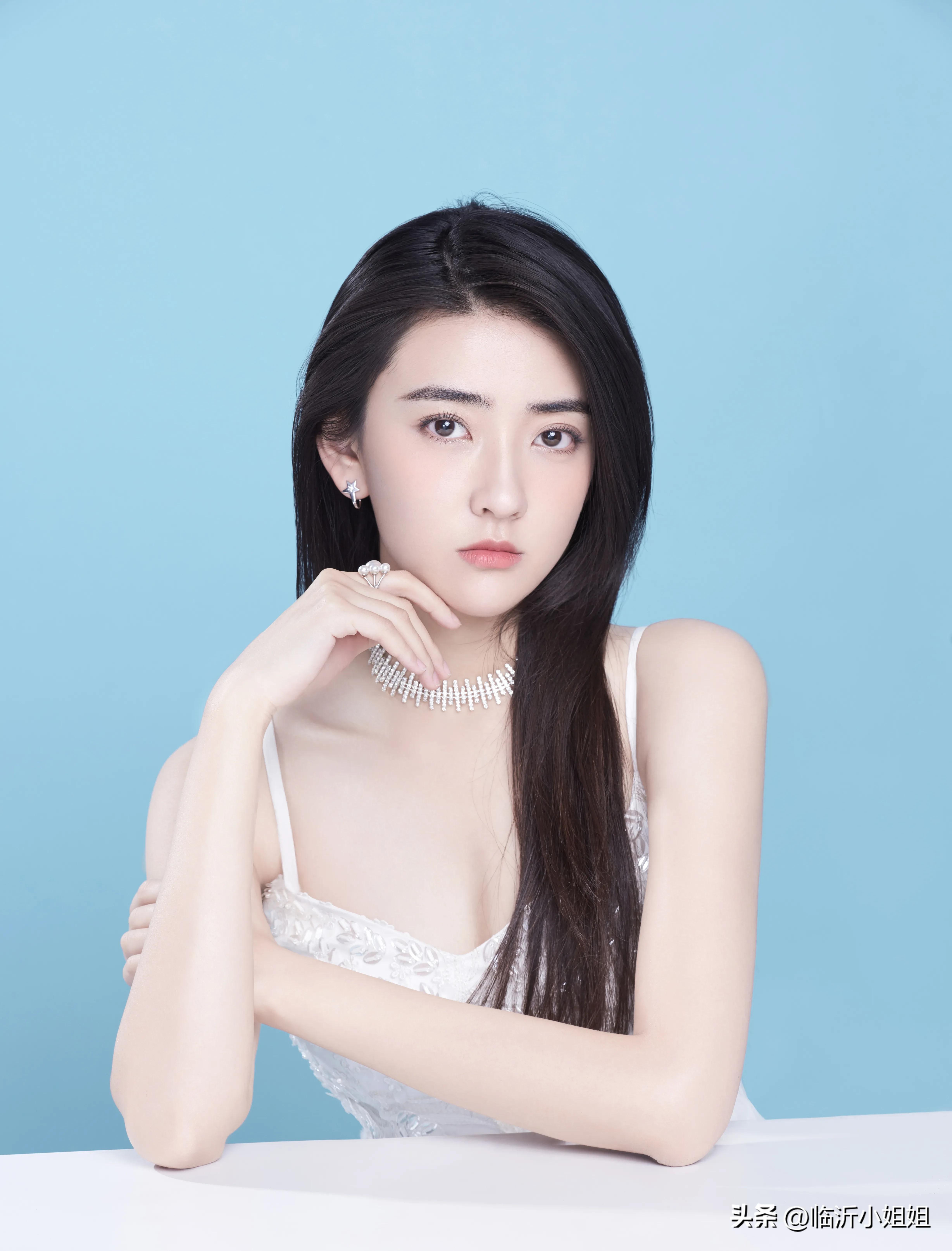 甜美系颜值的靓丽美女梁洁，那清纯柔情的气质，让人心动