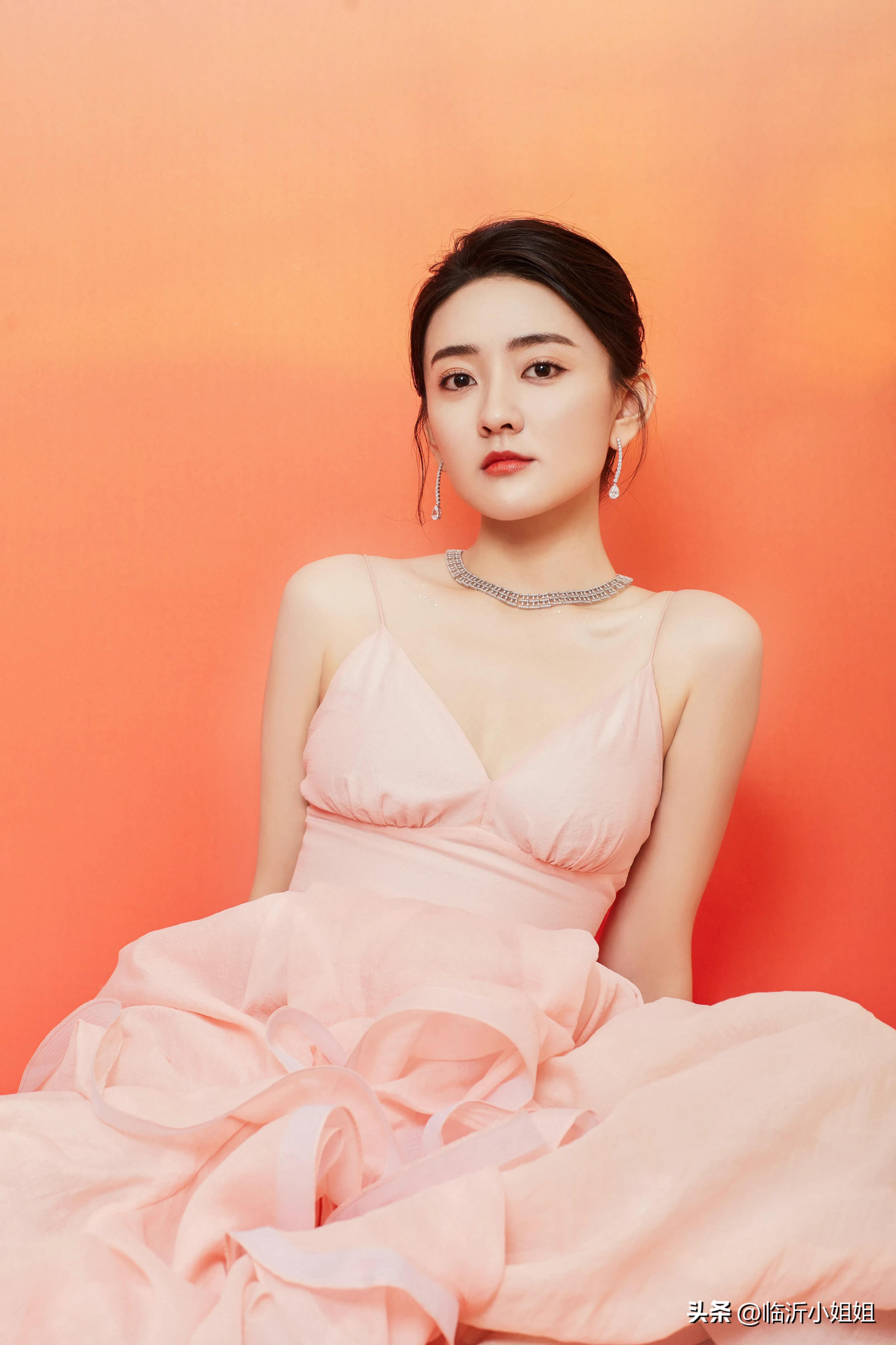 甜美系颜值的靓丽美女梁洁，那清纯柔情的气质，让人心动