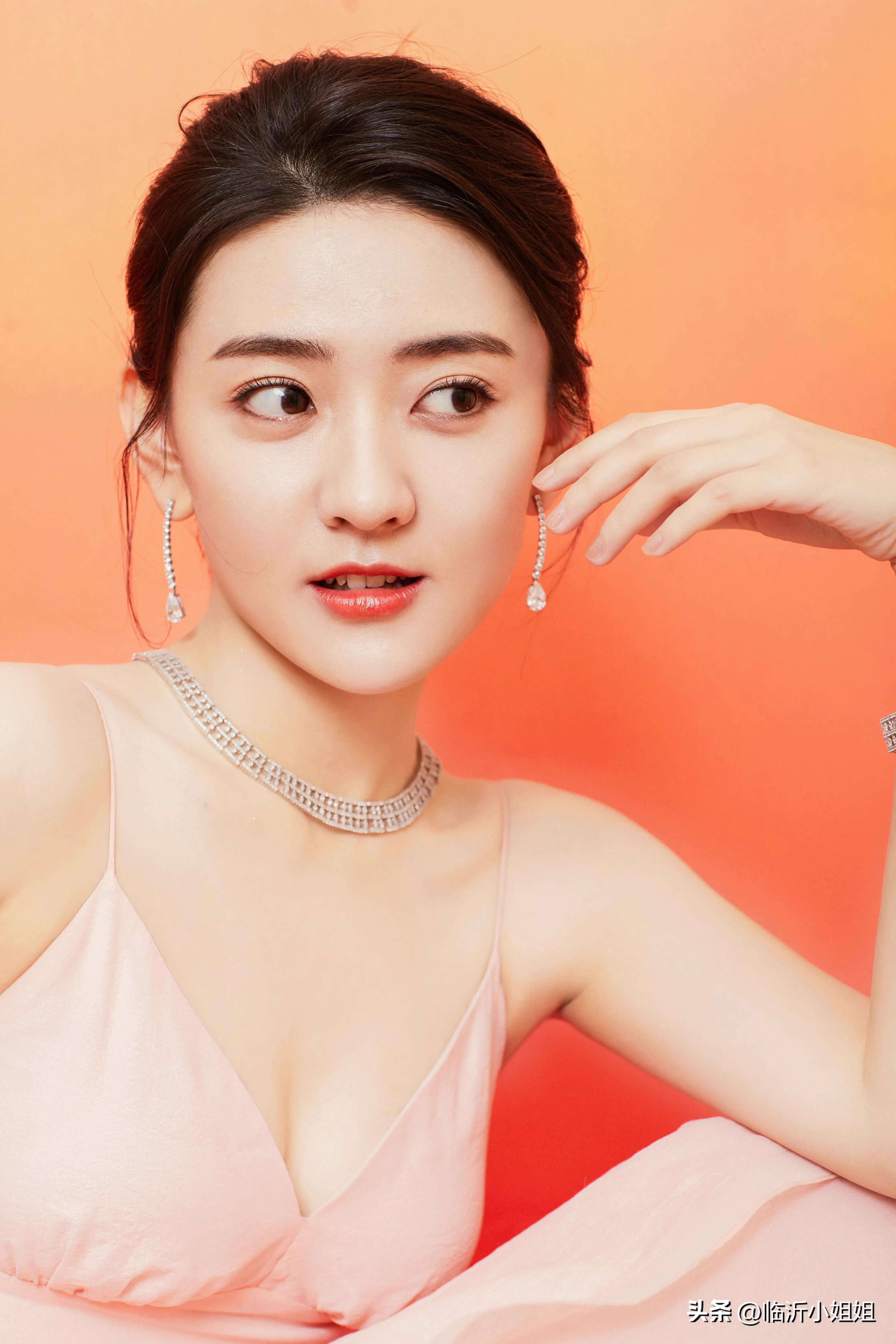 甜美系颜值的靓丽美女梁洁，那清纯柔情的气质，让人心动