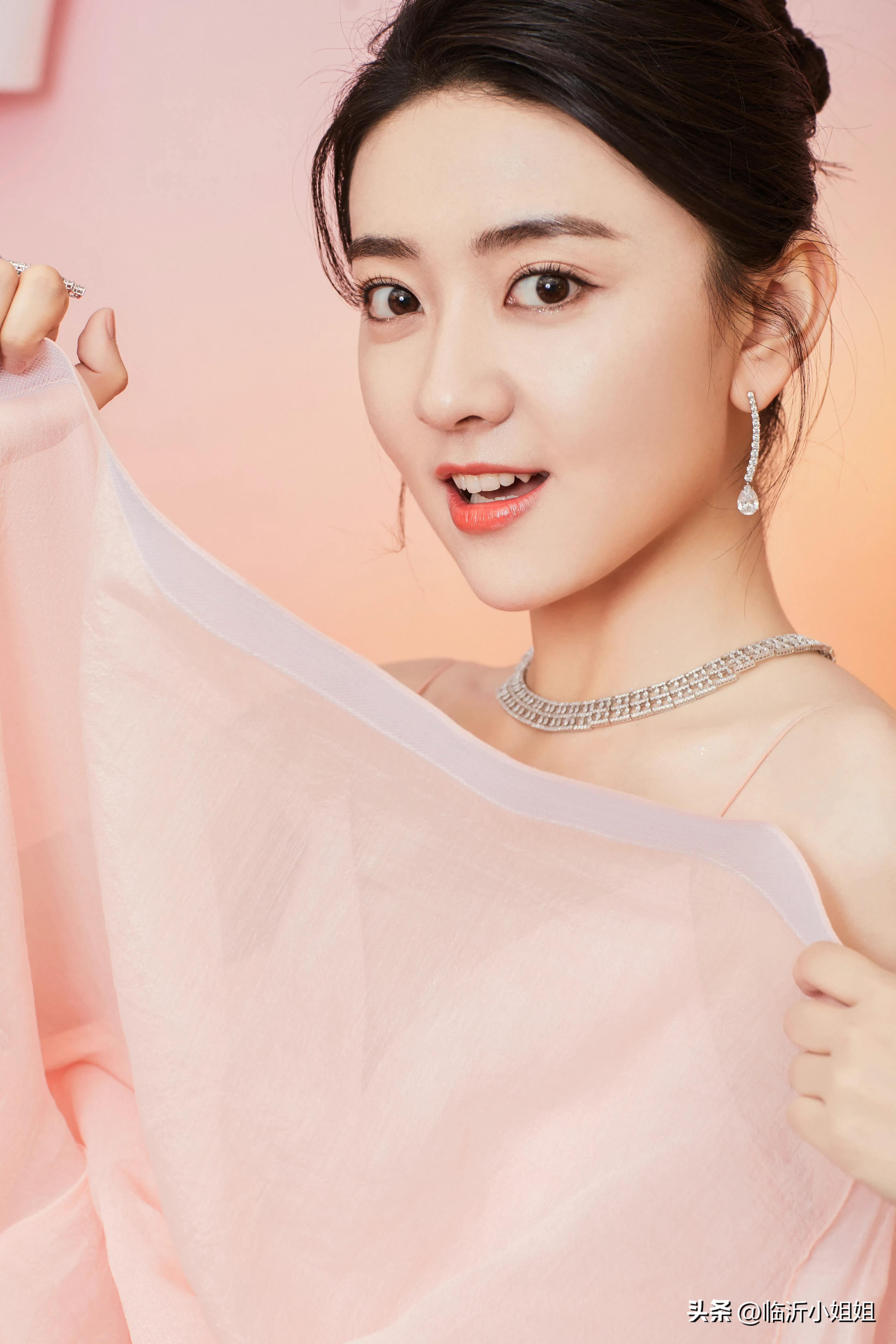 甜美系颜值的靓丽美女梁洁，那清纯柔情的气质，让人心动