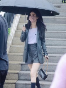 ​赵丽颖综艺路透，紫色挑染公主切又酷又飒，穿皮衣皮裤秀性感身材