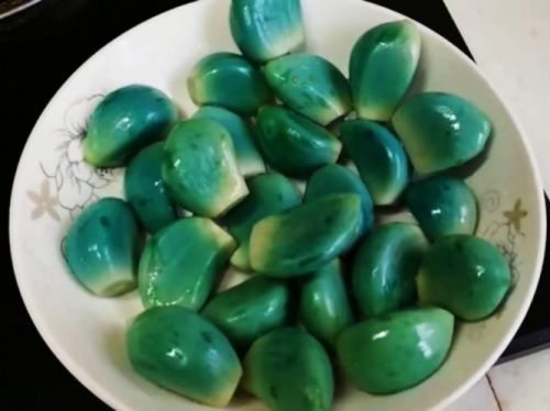 夏季腌腊八蒜怎么腌制又绿又好吃？腊八蒜怎么腌制又绿又好吃方法-第1张图片-