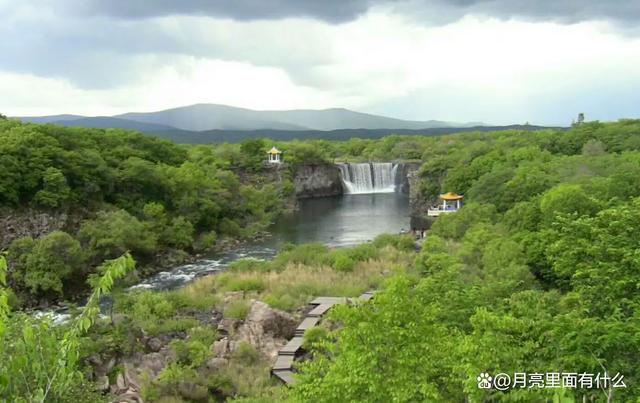 2、镜泊湖夏季气候凉爽，景色秀丽，有许多温泉疗养的天然度假村和自然疗养院；