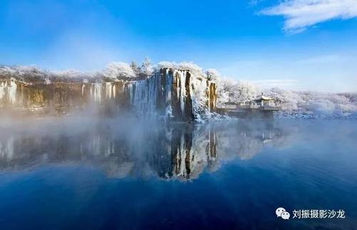 1、镜泊湖以火山口为中心，呈弧形向四周伸展，其中主要景点有“镜泊熔岩瀑布”、“火山口冰瀑”、“水帘洞”（火山口公园内可供参观）等，具体以游客实际需求为准。