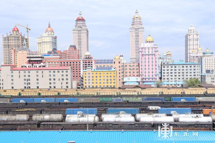 1、满洲里市出发，途经满洲里市区，抵达满洲里市，可以去感受这座城市的美丽与宁静。