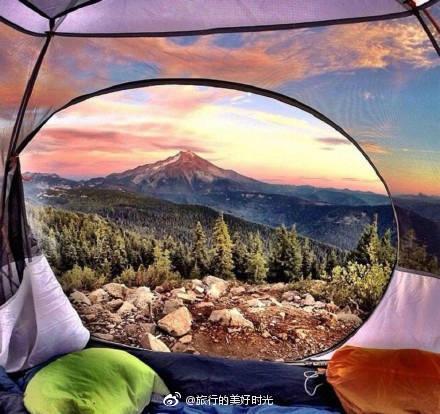 1、露营，是一种能够在大自然中与大自然亲密接触的生活方式。