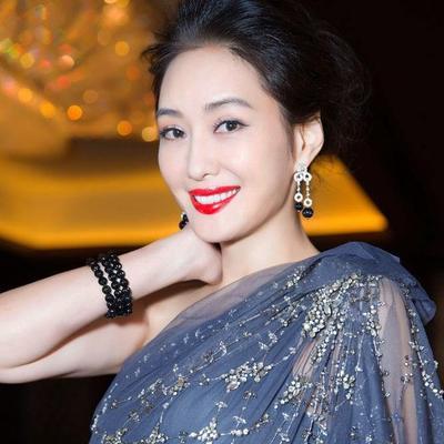 2岁孟广美不服老，盛装出席惊艳全场，第一冻龄女神另有其人？"