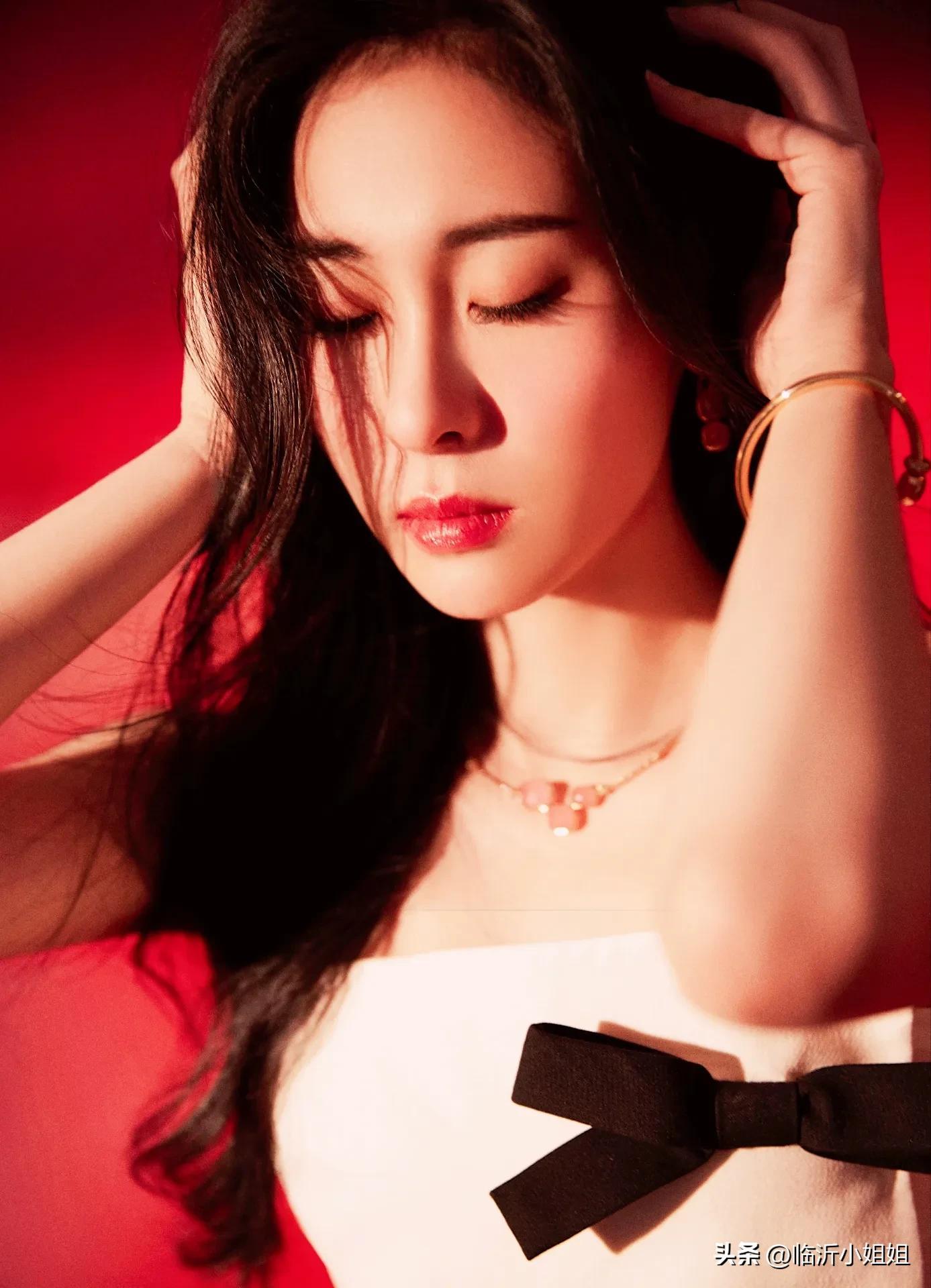 性感靓丽的美女歌手张碧晨，颜值与才华并存，让人羡慕