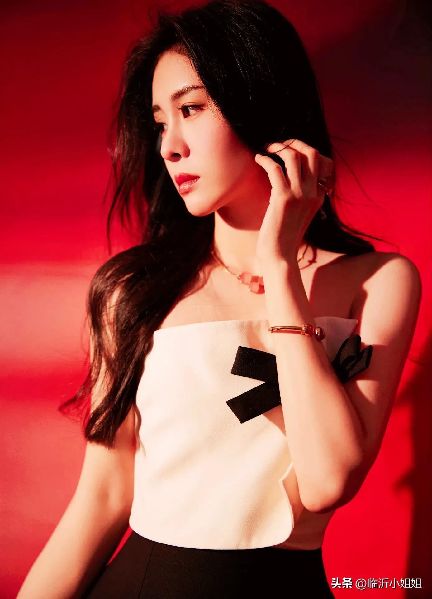 性感靓丽的美女歌手张碧晨，颜值与才华并存，让人羡慕