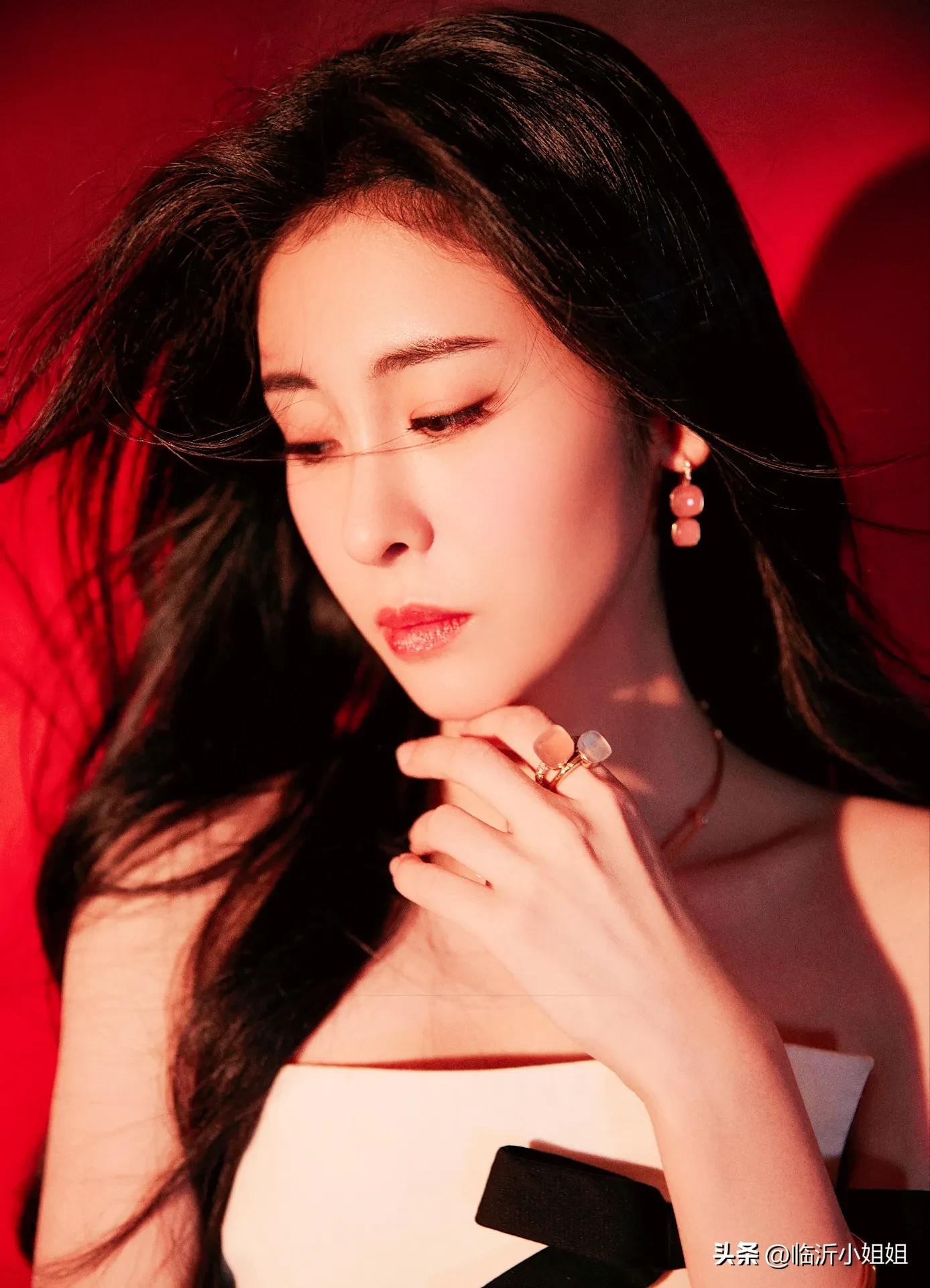 性感靓丽的美女歌手张碧晨，颜值与才华并存，让人羡慕