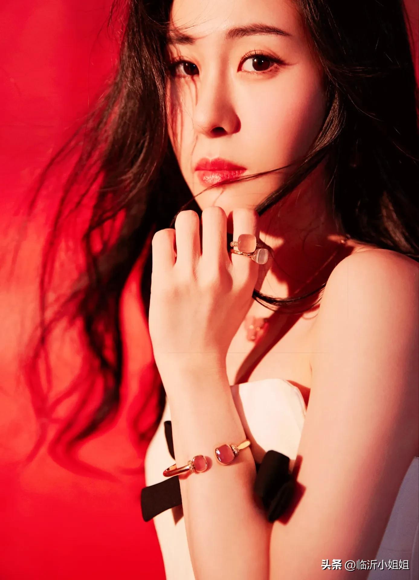 性感靓丽的美女歌手张碧晨，颜值与才华并存，让人羡慕