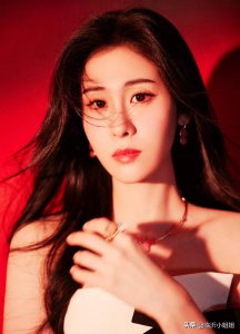 ​性感靓丽的美女歌手张碧晨，颜值与才华并存，让人羡慕