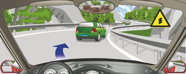 2、在公路上开车时要谨慎驾驶，不要在路面打滑，特别是在陡坡行驶时更要注意。