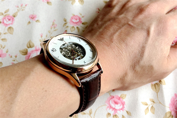 戴阿玛尼手表太低端吗(阿玛尼手表很掉档次吗)