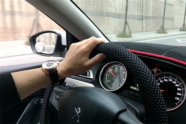 戴阿玛尼手表太低端吗(阿玛尼手表很掉档次吗)