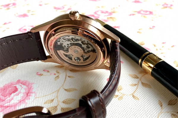 戴阿玛尼手表太低端吗(阿玛尼手表很掉档次吗)