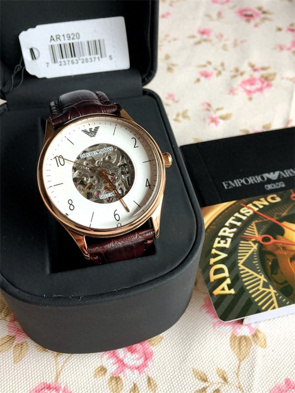 戴阿玛尼手表太低端吗(阿玛尼手表很掉档次吗)