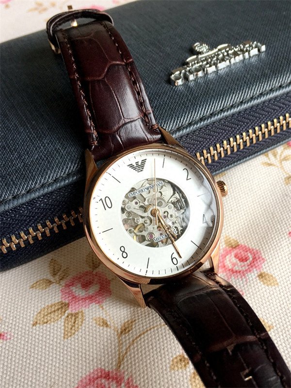 戴阿玛尼手表太低端吗(阿玛尼手表很掉档次吗)