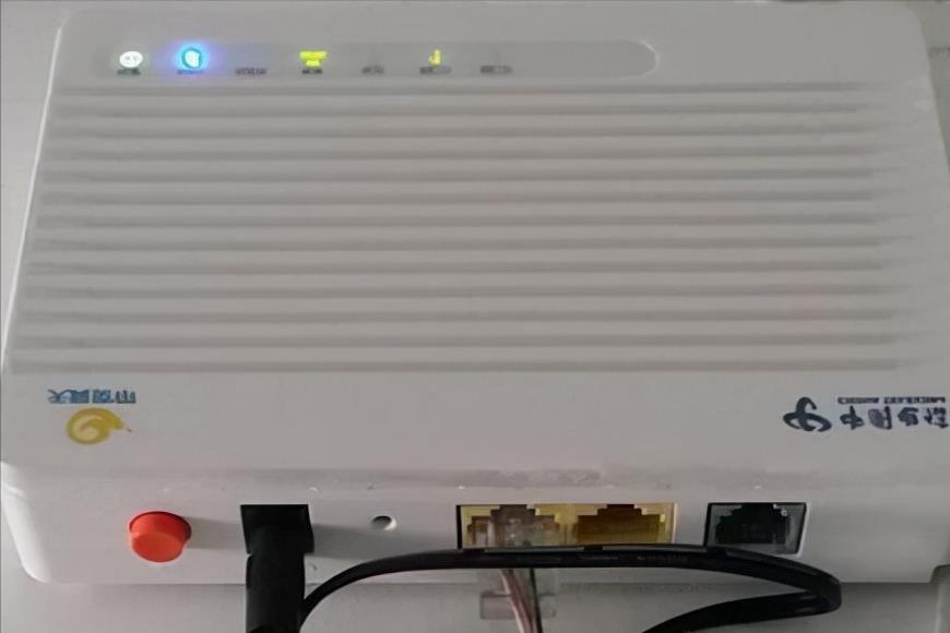 无线光信号红灯闪烁（无线光信号红灯一直闪怎么解决）
