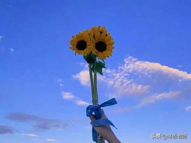 天蝎男见到我就笑（天蝎男初次见面喜欢你的表现）