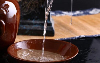 ​透明清冽的白酒(透明玻璃瓶白酒有哪些)