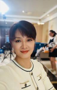 ​前央视主持人李小萌，老公是谁已成谜，她女儿九岁啦，长相不及妈